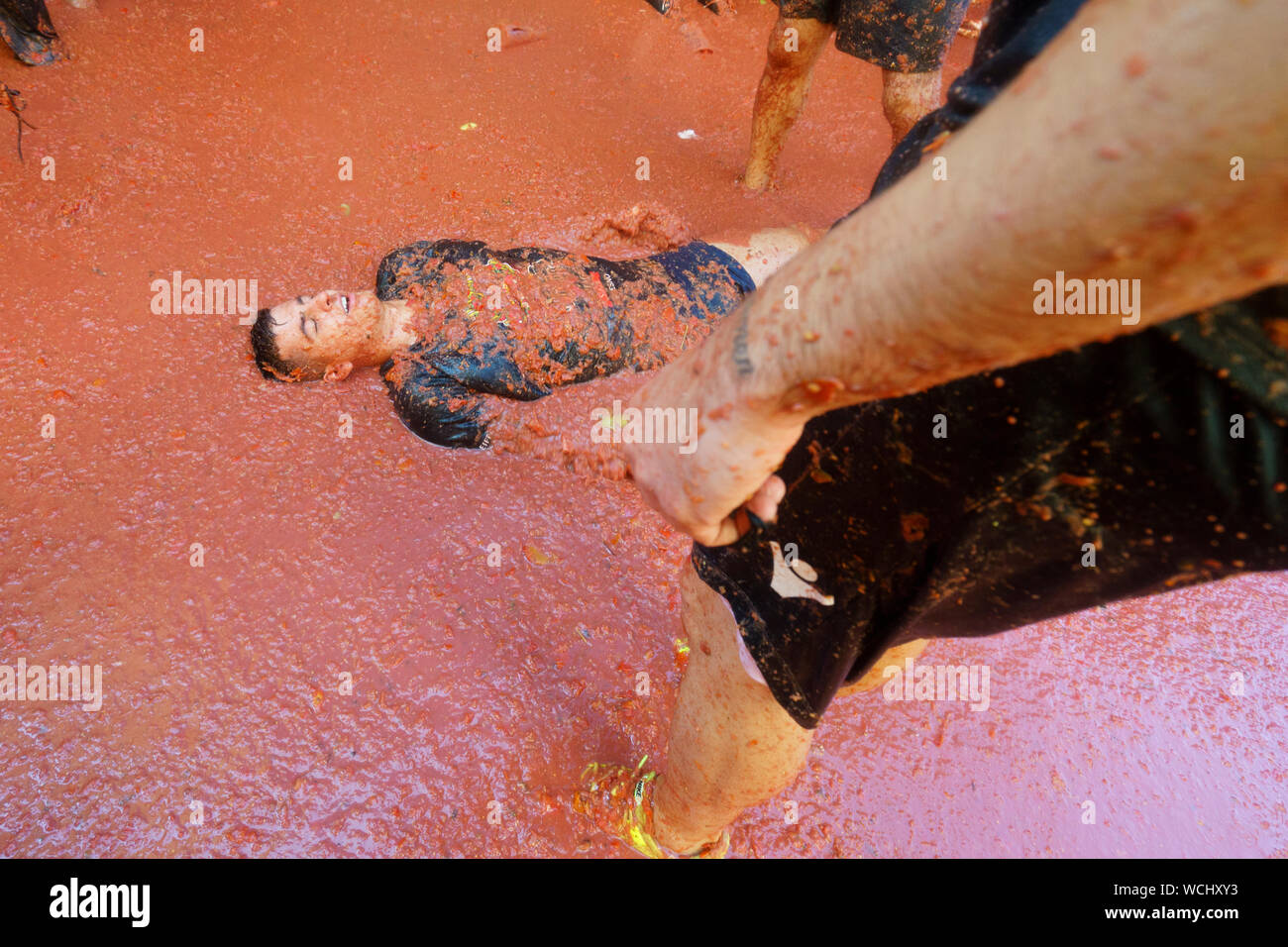 Buñol, Valencia, Spagna, 28 agosto 2019, il mondo più pacifico guerra di pomodoro è celebrata per le strade. 22.000 giovani lancerà 150,000kg di pomodori maturi distribuiti in 6 carrelli. @Salva Garrigues/Alamy Live News Credito: Salva Garrigues/Alamy Live News Foto Stock