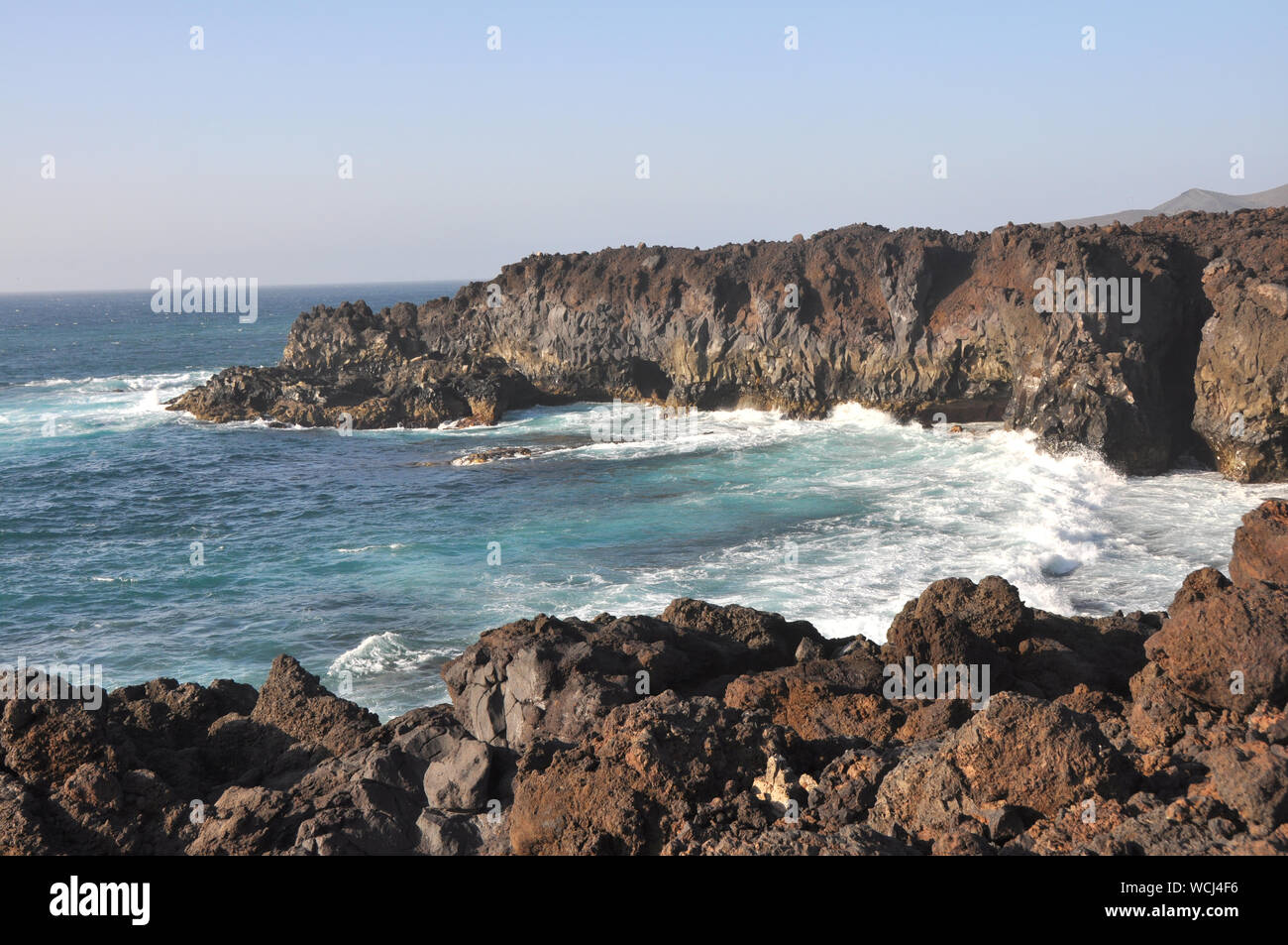 Ruvido paesaggio costiero su spagnolo isola vulcanica di Lanzarote Foto Stock