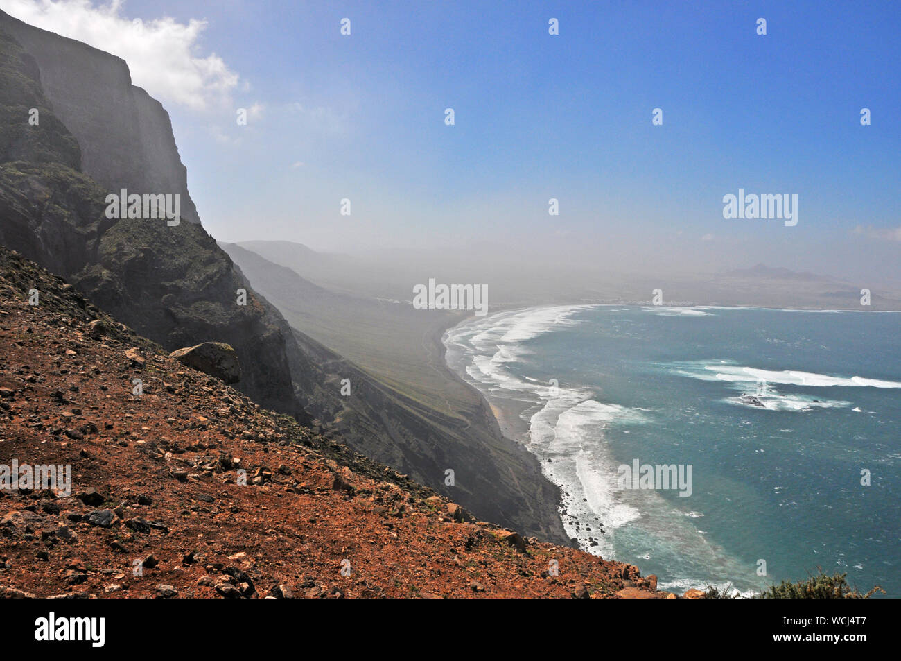Ruvido paesaggio costiero su spagnolo isola vulcanica di Lanzarote Foto Stock