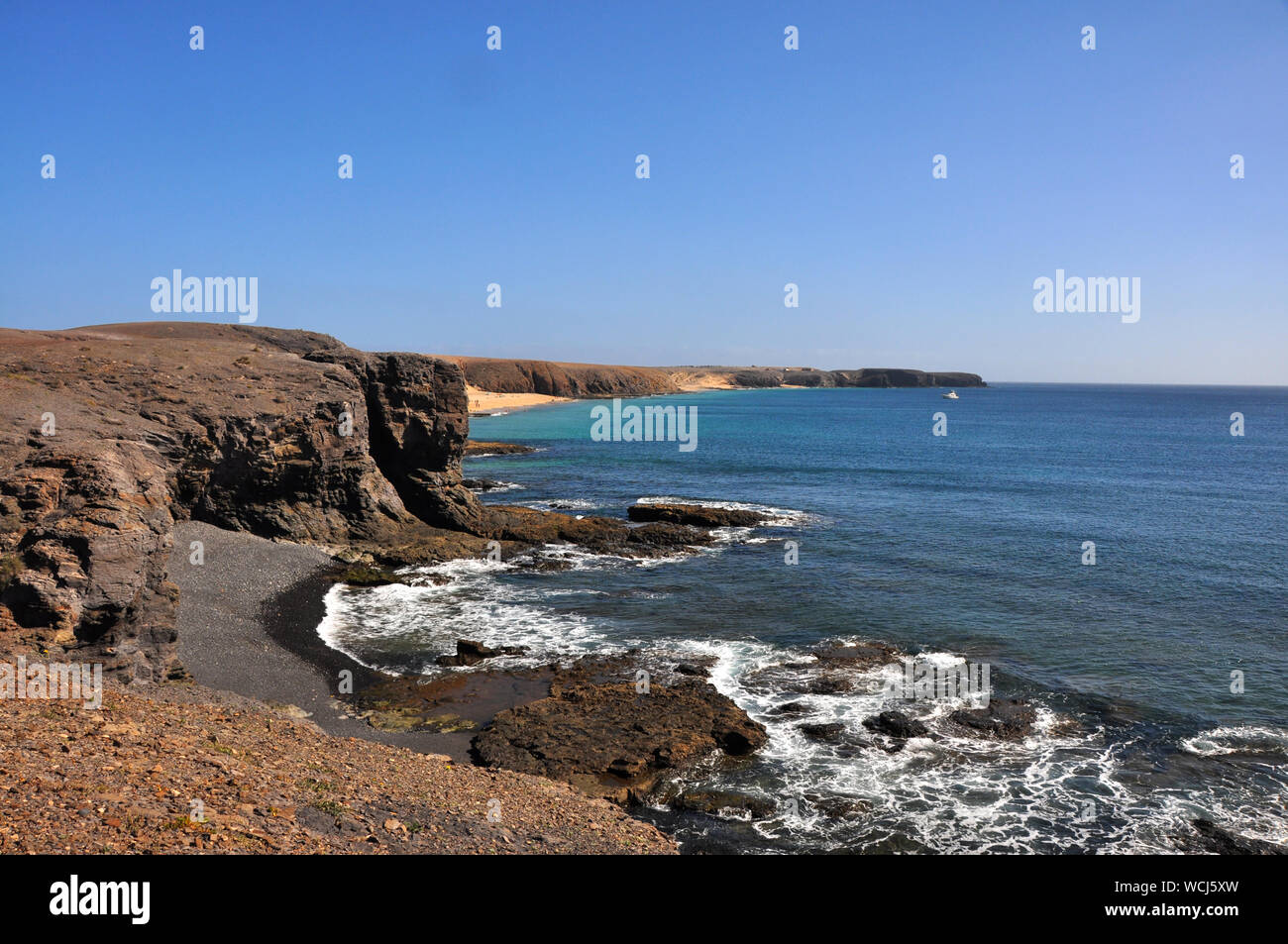 Ruvido paesaggio costiero su spagnolo isola vulcanica di Lanzarote Foto Stock