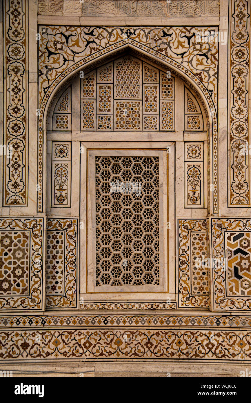 Finestra geometrica design, con una bella pietra dura pietra lavoro. Itimad-ud-Daulah tomba (Baby Taj), al tramonto, Agra, Uttar Pradesh, India, Asia centrale Foto Stock