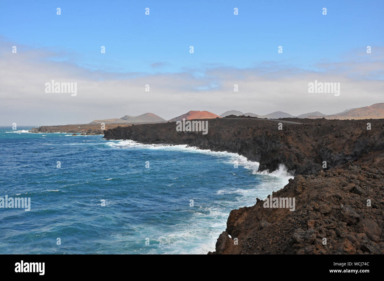 Ruvido paesaggio costiero su spagnolo isola vulcanica di Lanzarote Foto Stock