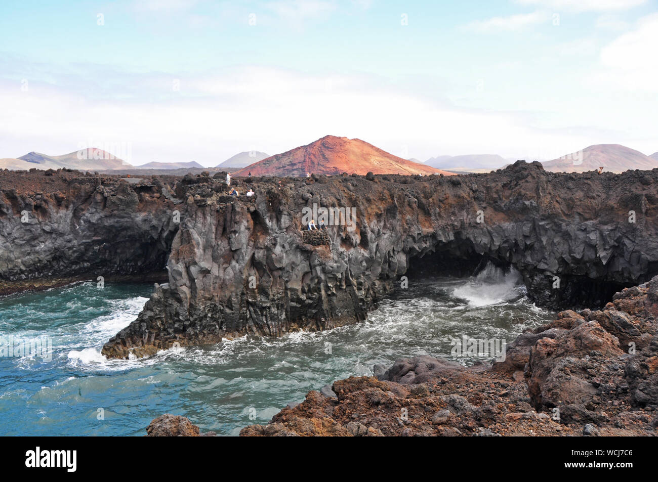 Ruvido paesaggio costiero su spagnolo isola vulcanica di Lanzarote Foto Stock