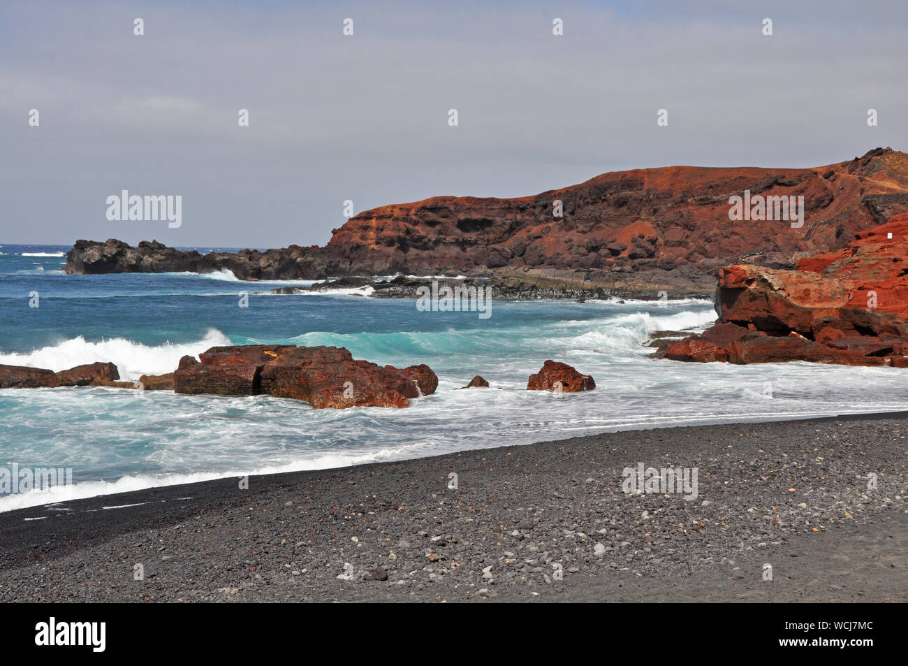 Ruvido paesaggio costiero su spagnolo isola vulcanica di Lanzarote Foto Stock