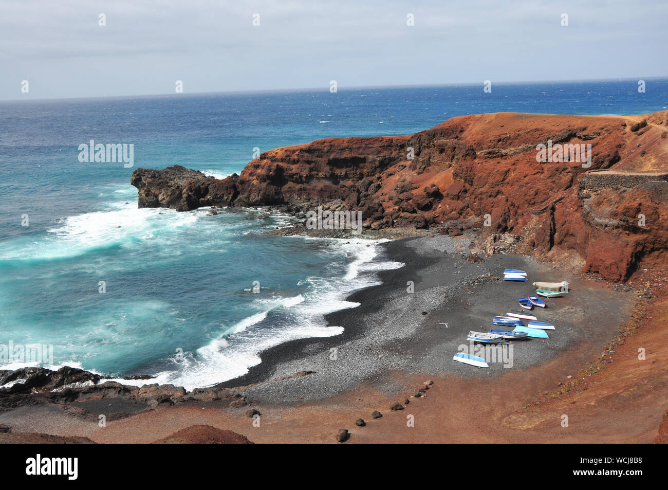 Ruvido paesaggio costiero su spagnolo isola vulcanica di Lanzarote Foto Stock