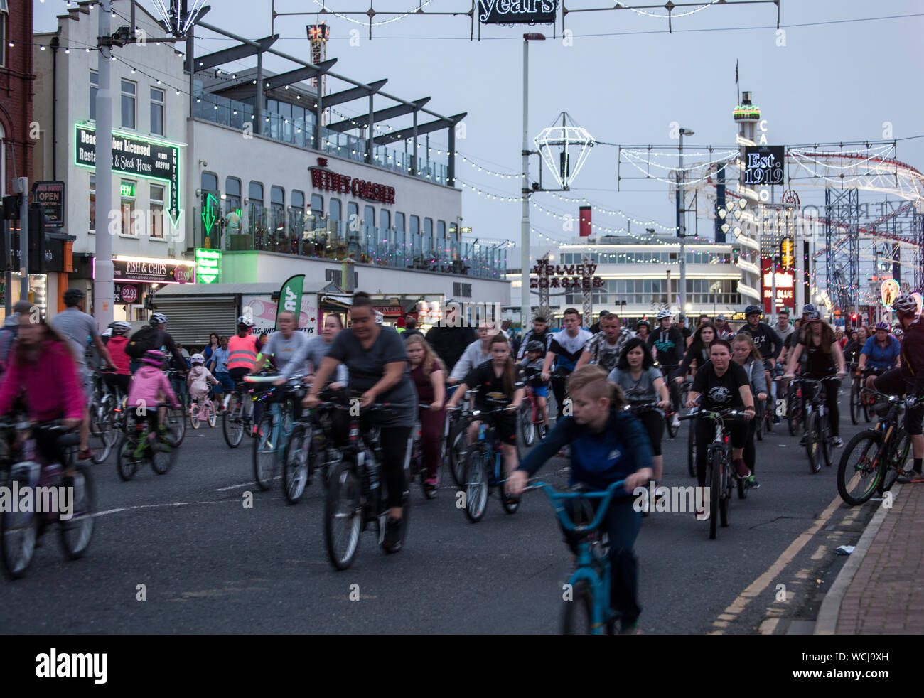 'Ride le luci' famiglia evento in bicicletta sul lungomare di Blackpool, Regno Unito. La strada è chiusa alle auto per i suoi 5 miglio di lunghezza delle illuminazioni. Foto Stock