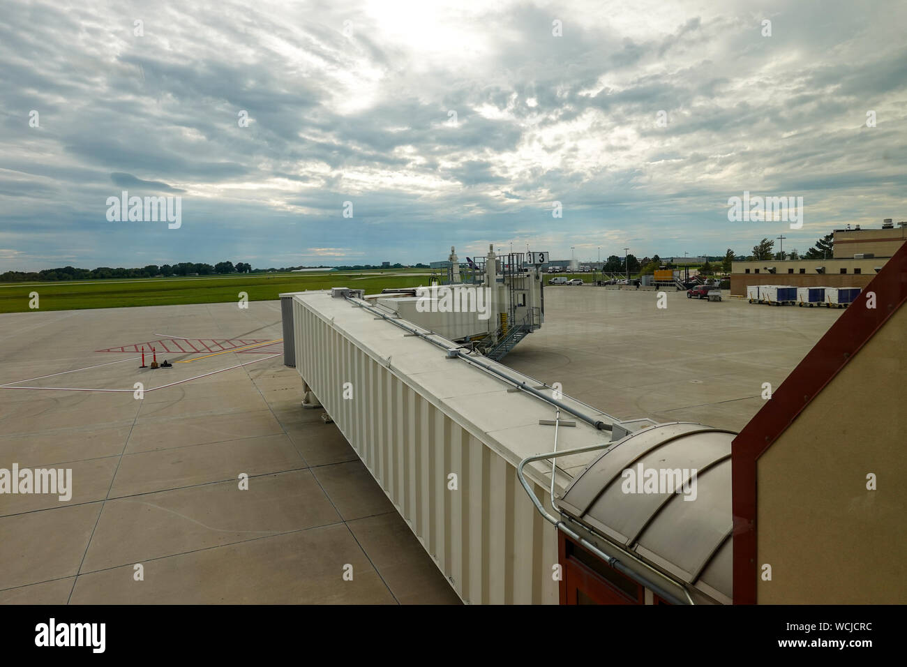 La passerella o jetway in un aeroporto. Foto Stock