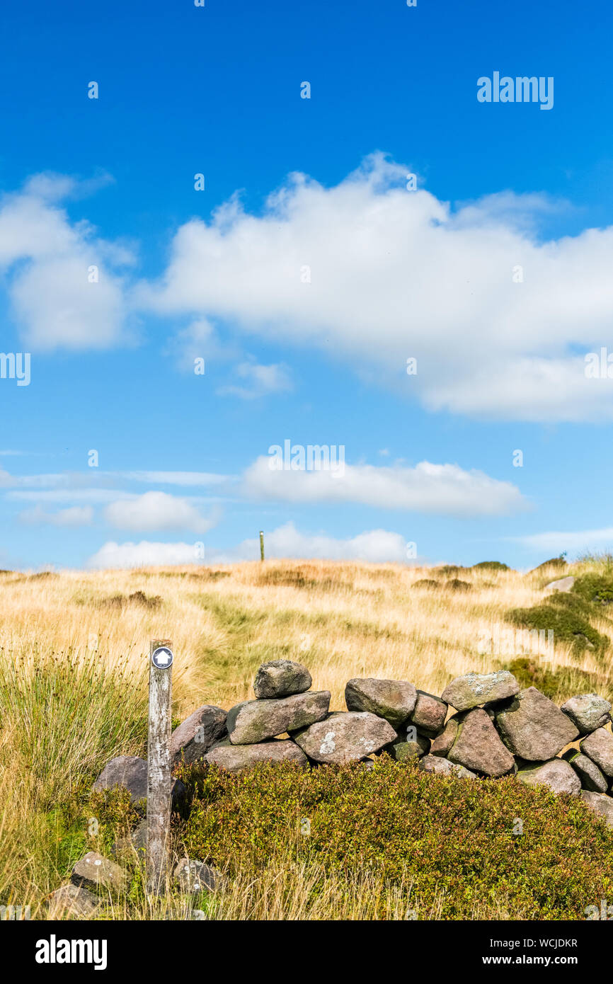 Il paese a piedi su mori della Staffordshire Moorlands nel Parco Nazionale di Peak District,UK Foto Stock