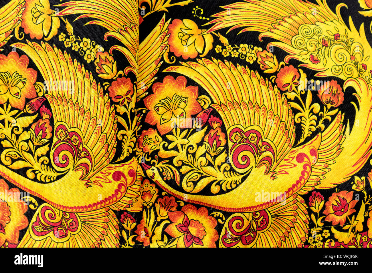 Luminoso con tessuto etnico modello russo in forma di uccelli e fiori. Foto Stock