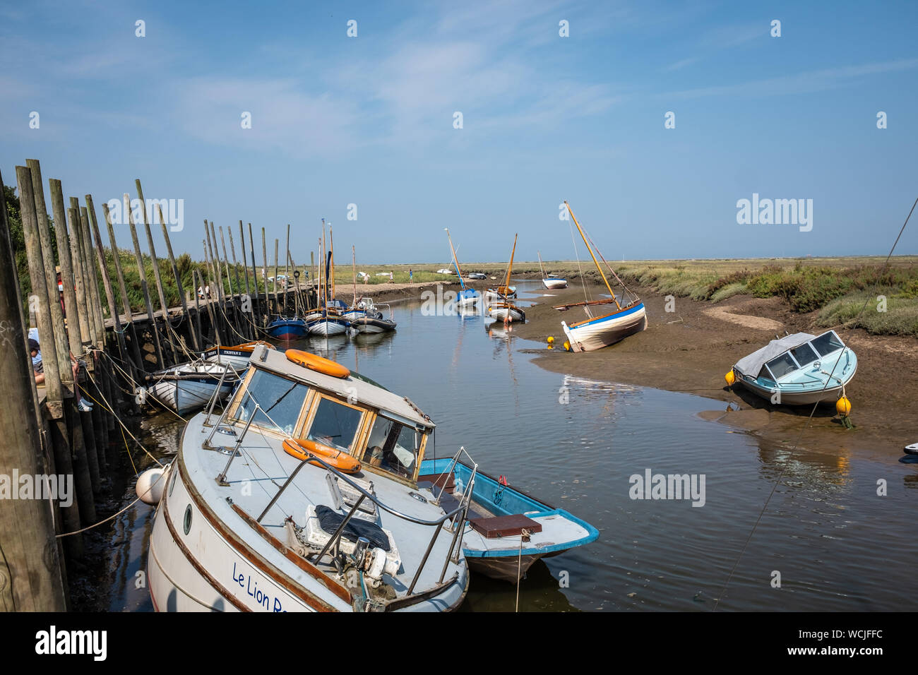 Piccole imbarcazioni ormeggiate sul fiume Glaven a Blakeney, Norfolk, Regno Unito Foto Stock