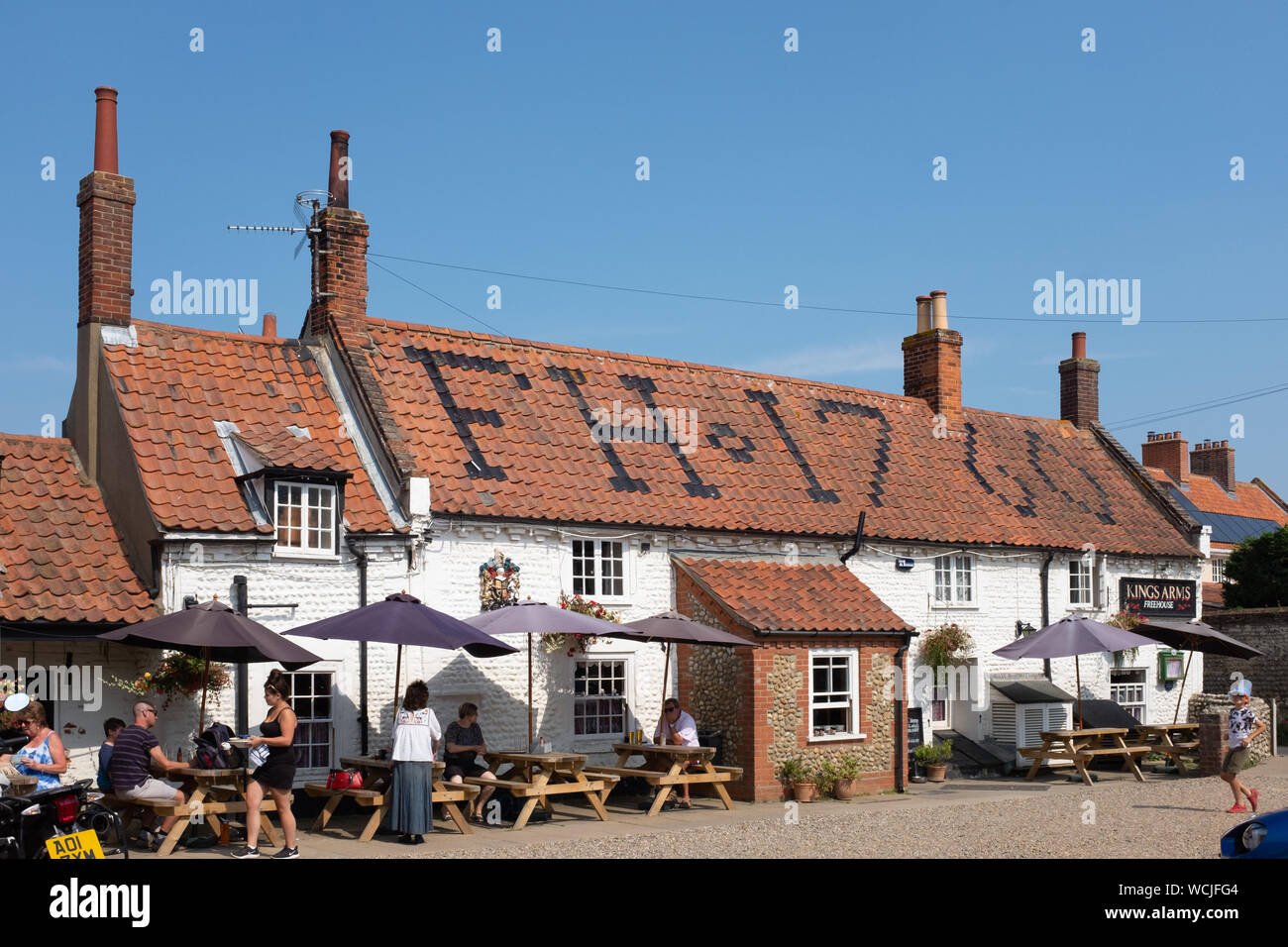 Al di fuori del tradizionale pub inglese, Kings Arms, Blakeney, Norfolk. Foto Stock
