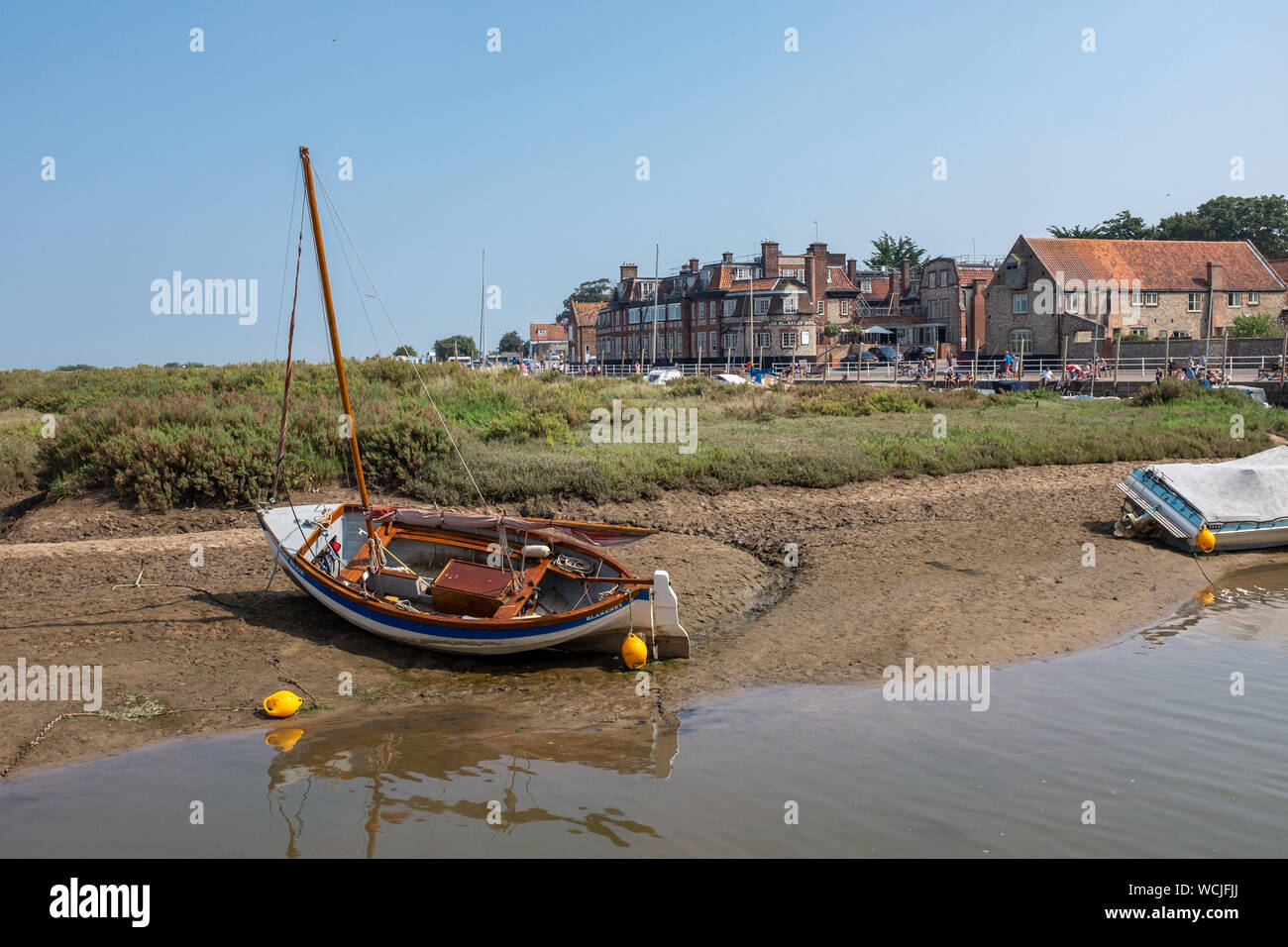 Norfolk città costiera di Blakeney, con il fiume Glaven in primo piano Foto Stock