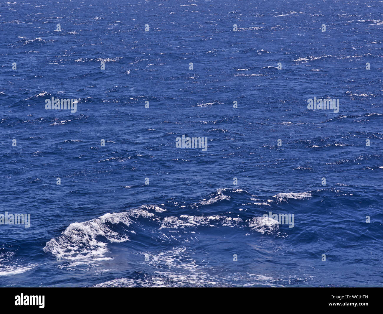 Close up sulle onde del mare blu profondo. Foto Stock