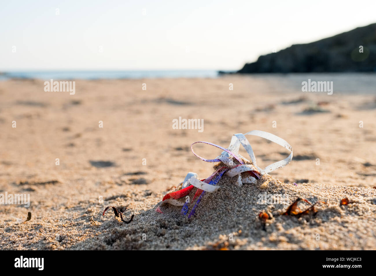 Rifiuti di plastica inquinamento su una spiaggia in Galles REGNO UNITO Foto Stock