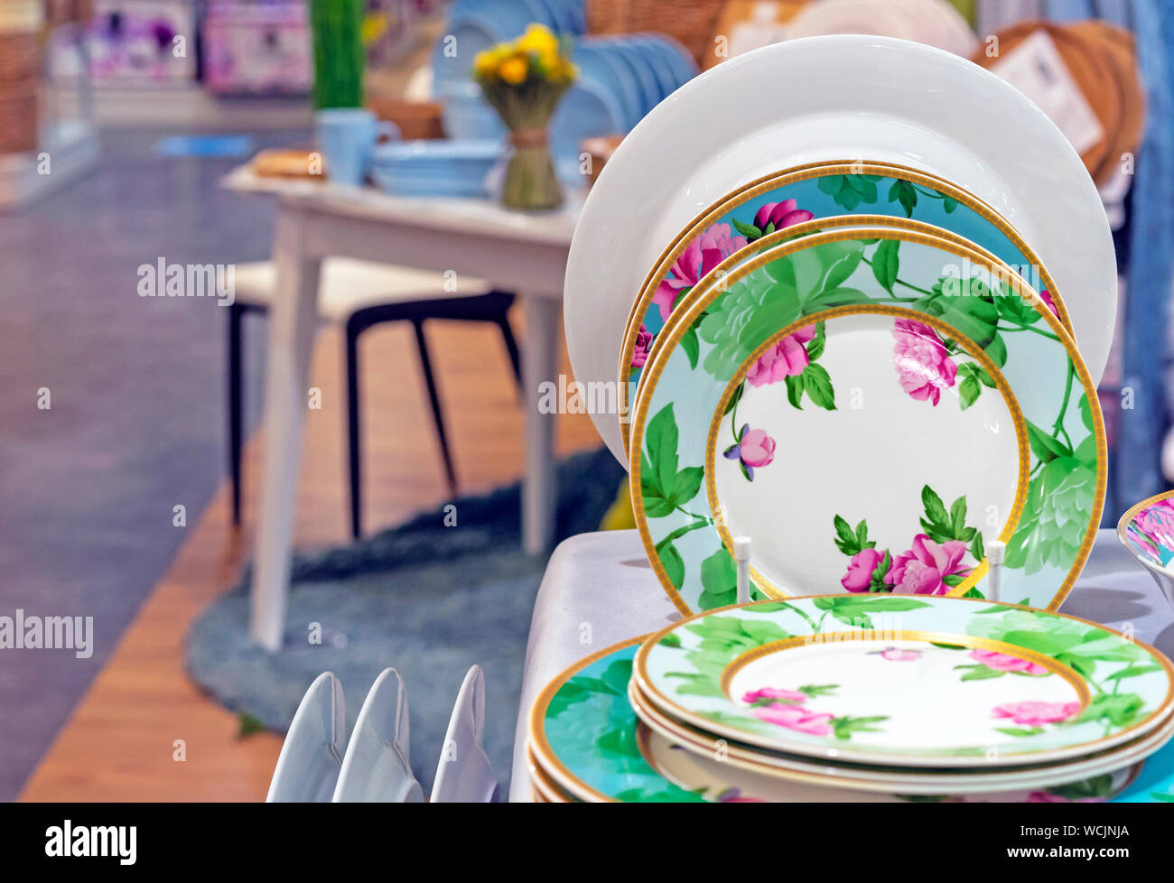 Serie di articoli di ceramica con un fregio floreale. Foto Stock