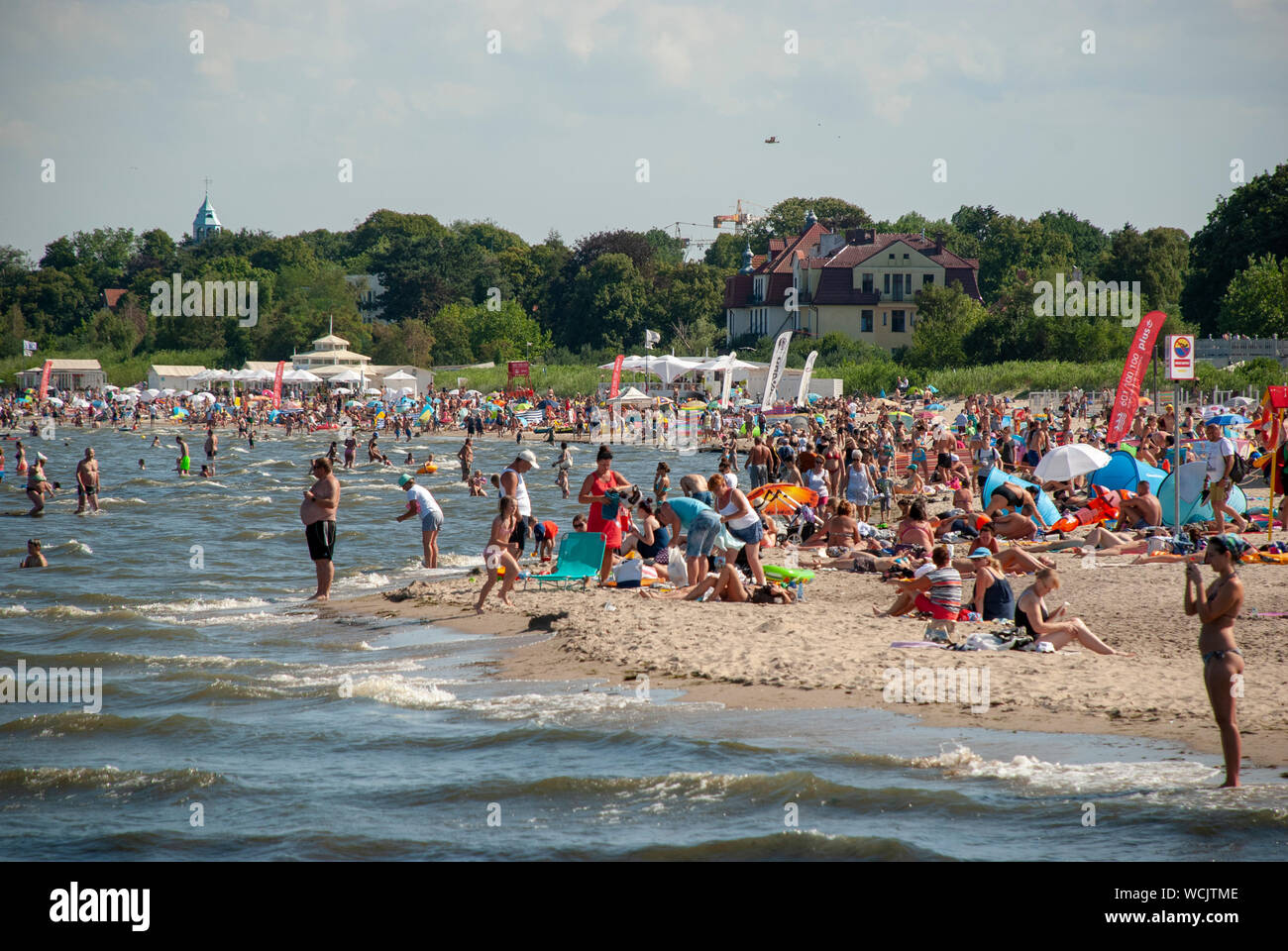 Affollata del Mar Baltico spiaggia di Sopot, Polonia Foto Stock