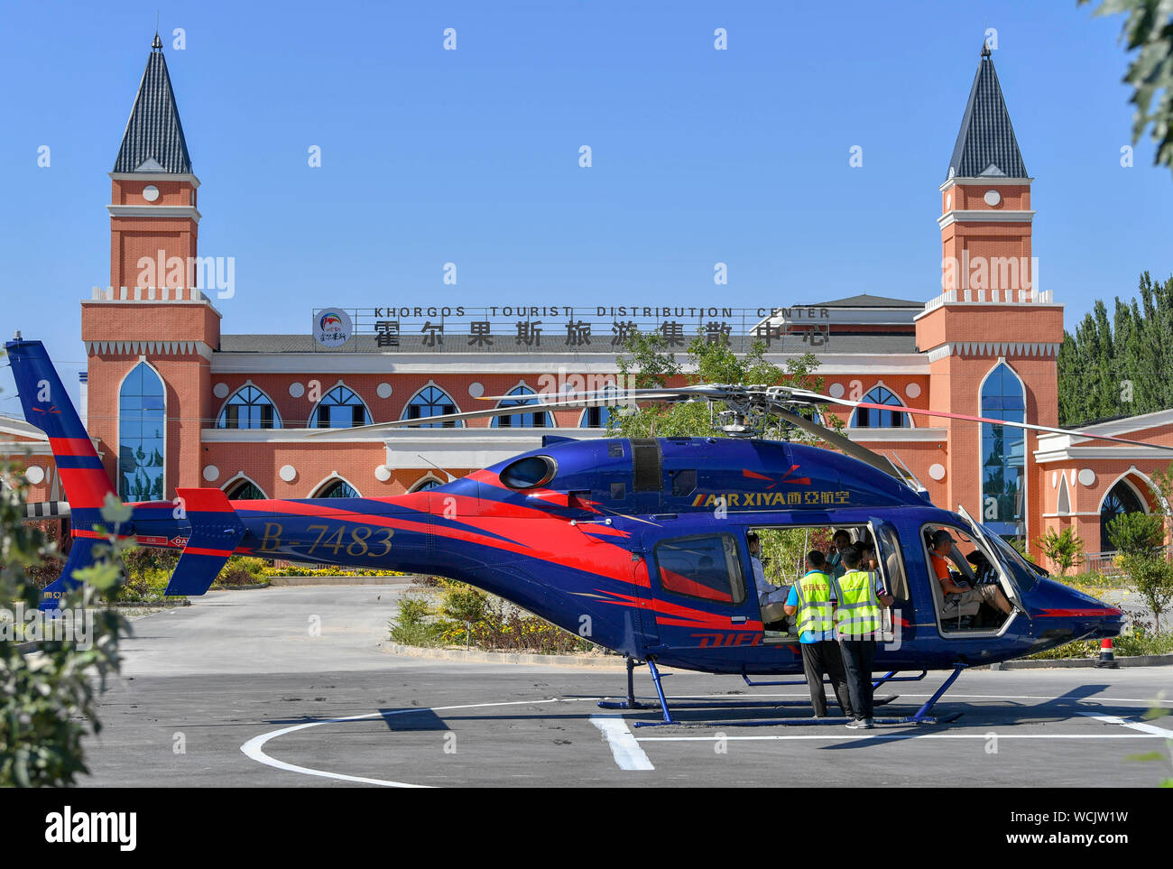 Urumqi, della Cina di Xinjiang Uygur Regione autonoma. 11 Ago, 2019. I membri dello staff preparare i turisti per un tour in elicottero a Khorgos Turistico Centro di distribuzione in Khorgos, a nord-ovest della Cina di Xinjiang Uygur Regione autonoma, 11 Agosto, 2019. Un crescente numero di residenti locali sono fare soldi dalla corrente boom del turismo nello Xinjiang. Oltre 32.000 persone sono state impiegate nel settore del turismo nella prima metà del 2019. Credito: Hu Huhu/Xinhua/Alamy Live News Foto Stock