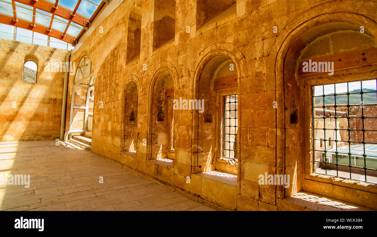 Ishak Pasha Palace interiors, decorazioni e bassorilievi scolpiti in pietra. Architettura di interni. Dogubeyazit, Turchia. Edifici storici Foto Stock