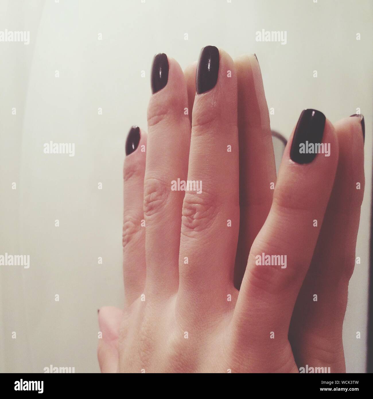 Immagine ritagliata della donna mano con smalto per unghie sullo specchio  Foto stock - Alamy