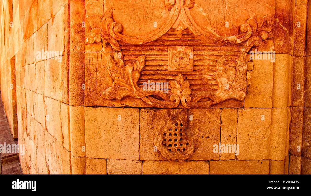 Ishak Pasha Palace interiors, decorazioni e bassorilievi scolpiti in pietra. Architettura di interni. Dogubeyazit, Turchia. Edifici storici Foto Stock