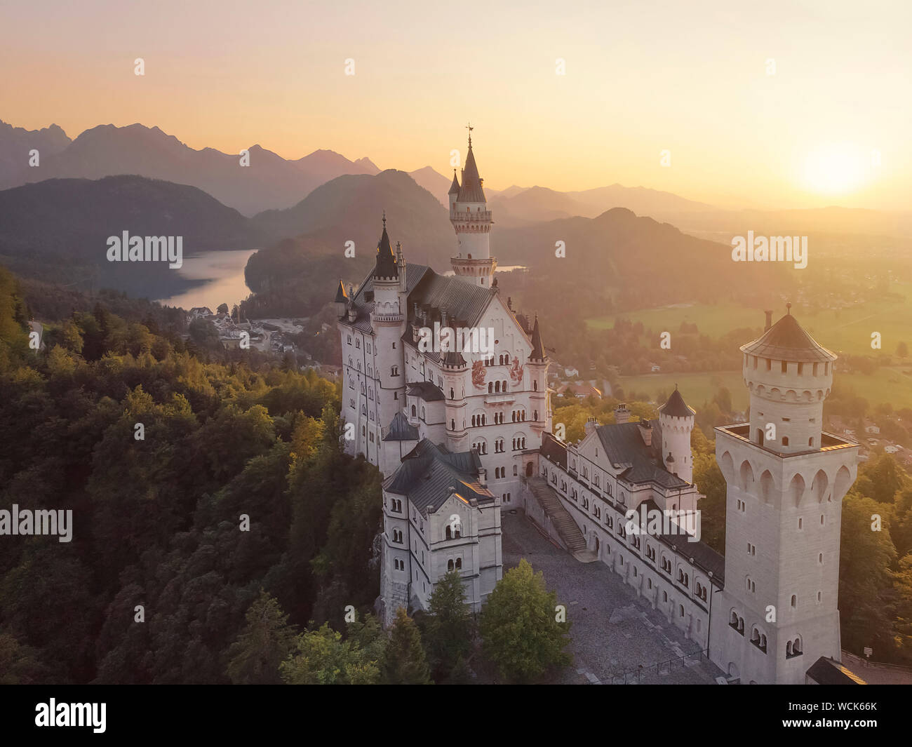 Epic il castello di Neuschwanstein e riprese aeree su sunset Foto Stock