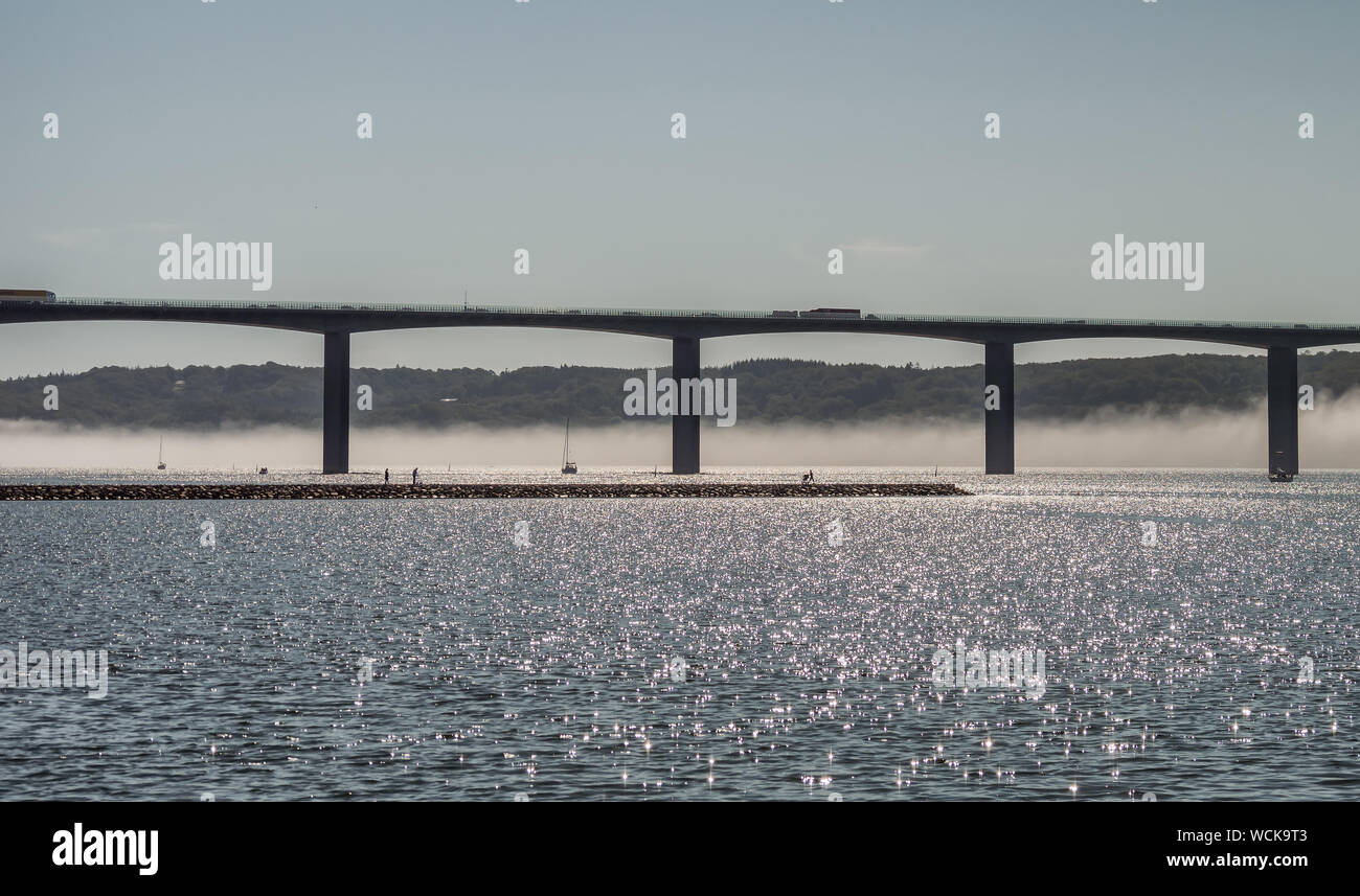 Ponte sul Fiordo di Vejle su un nebbioso giorno estati, Danimarca Foto Stock