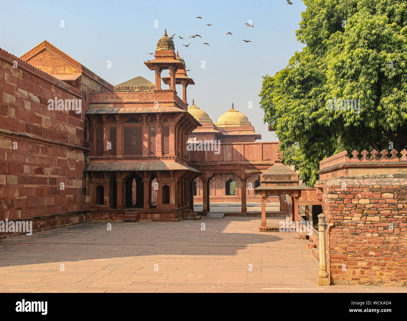 Guardando verso Birbal's Palace da Panch Mahal, Fatehpur Sikri complessa, Dadupura, Uttar Pradesh, India, Asia centrale Foto Stock