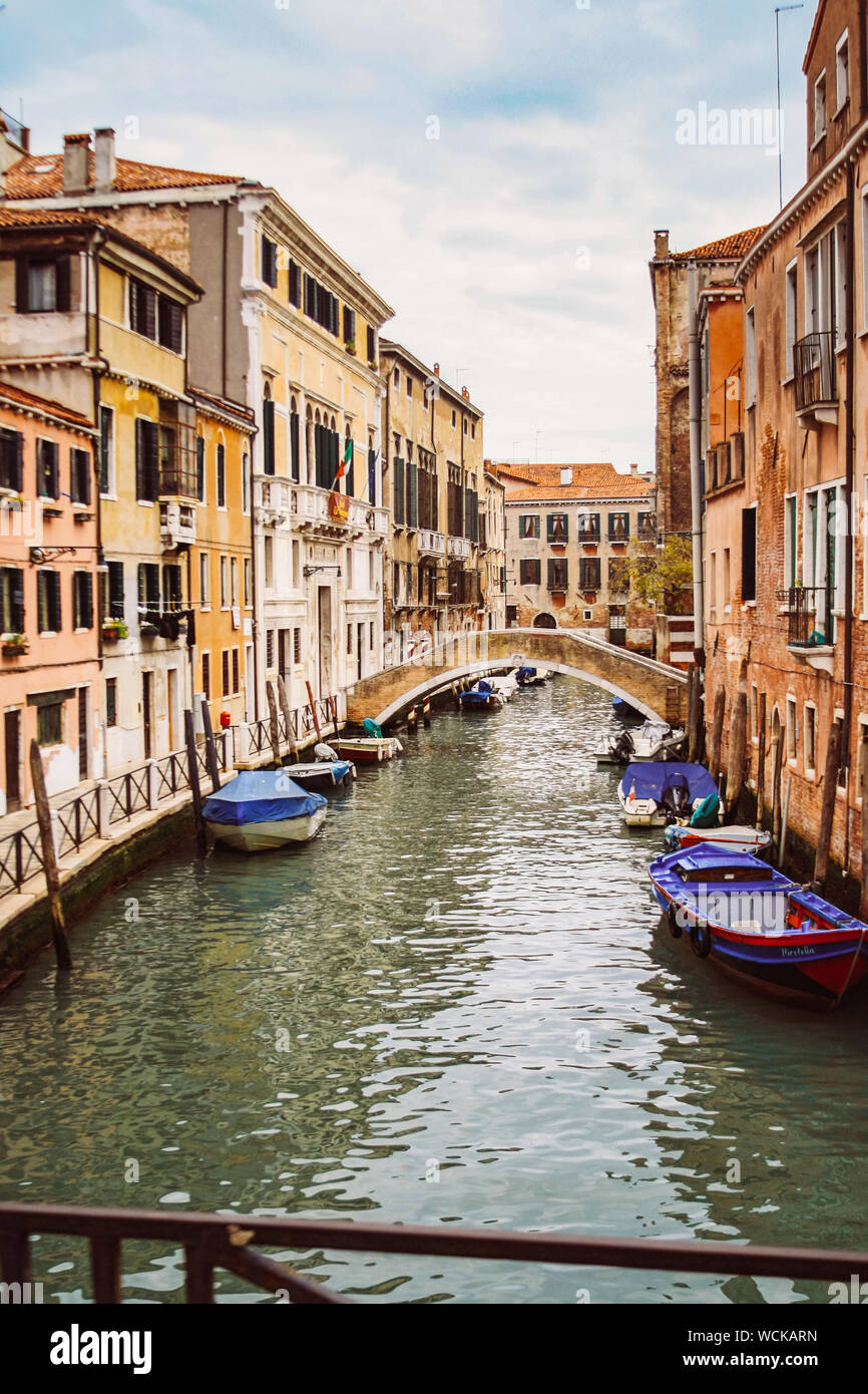 Bella stradina di Venezia nel giorno di estate, Italia Foto Stock