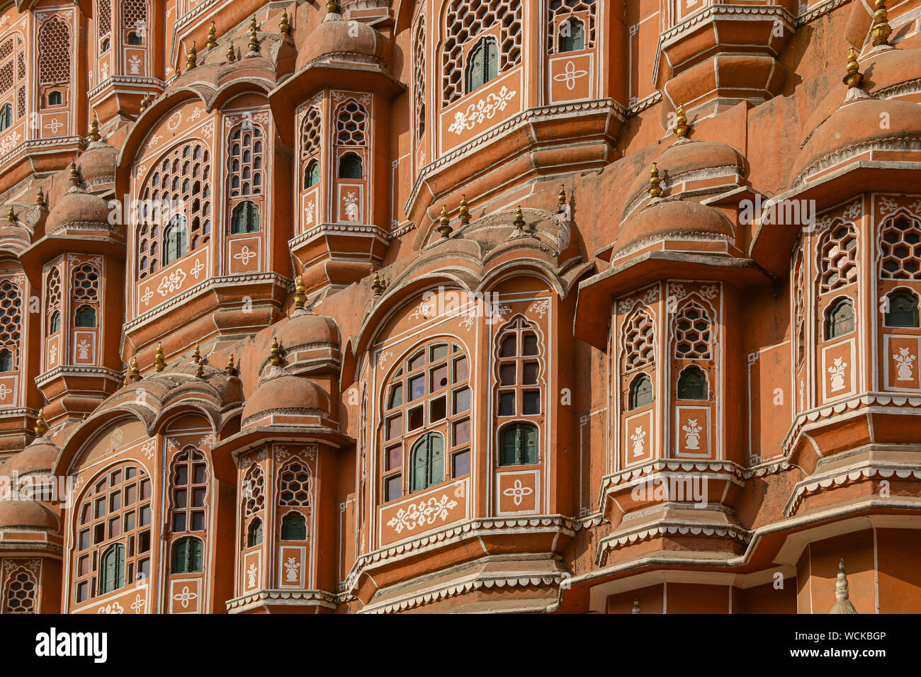 La bella facciata del Hawa Mahal o Palazzo dei venti, Jaipur, Rajasthan, India, Asia centrale Foto Stock