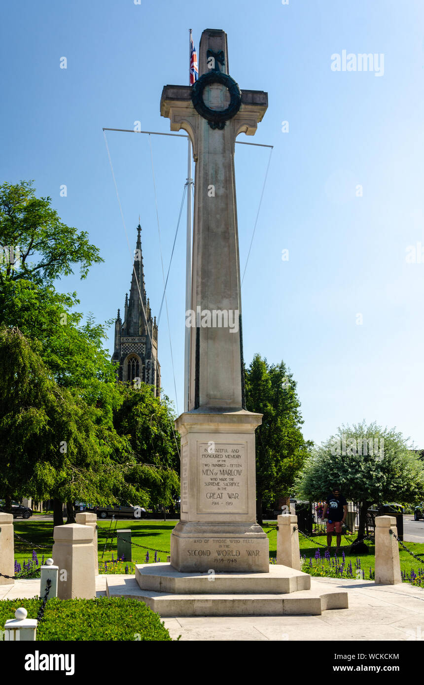 Un memoriale di guerra nella forma di una grande croce di pietra in corrispondenza della estremità inferiore della High Street a Marlow, Buckinghamshire, UK Foto Stock