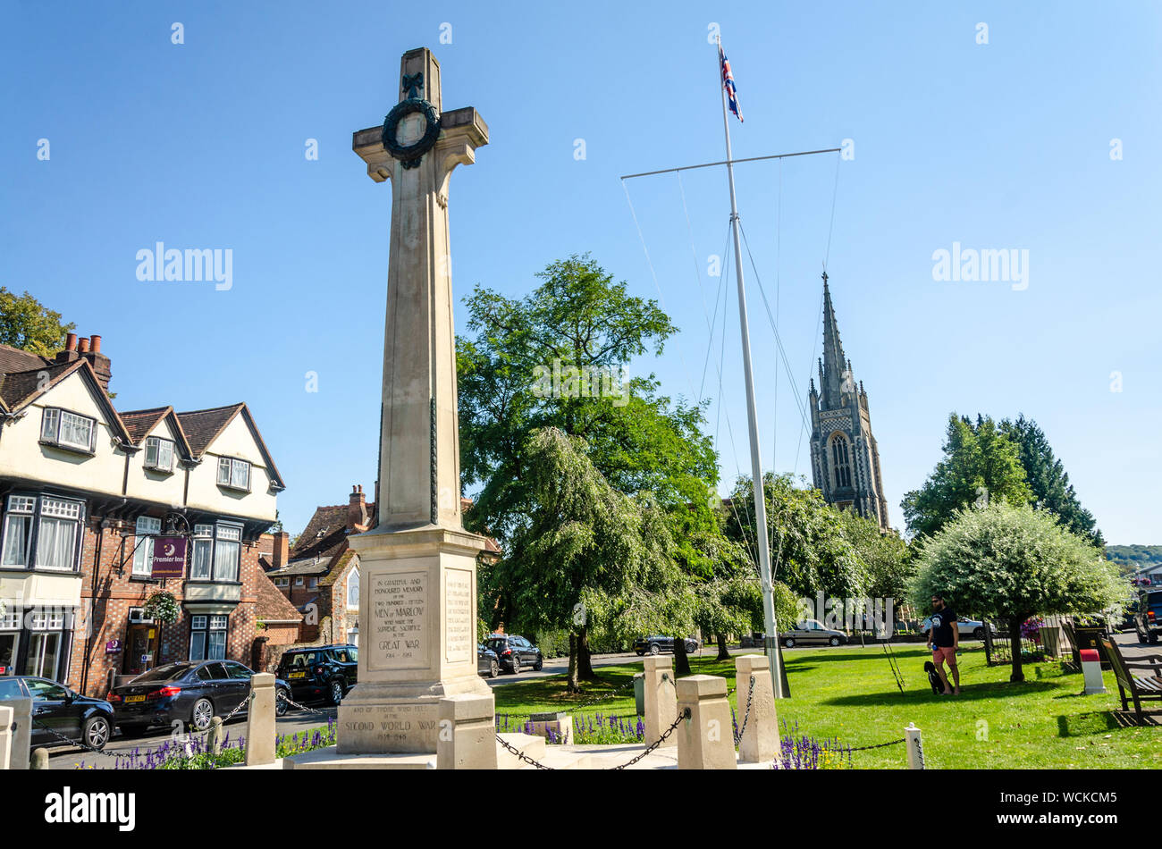 Un memoriale di guerra nella forma di una grande croce di pietra in corrispondenza della estremità inferiore della High Street a Marlow, Buckinghamshire, UK Foto Stock