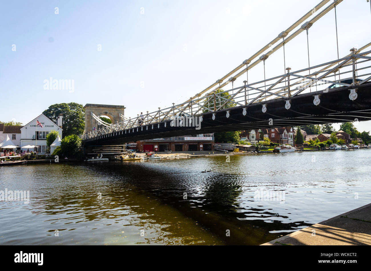 Marlow Bridge è una sospensione ponte che attraversa il fiume Tamigi a Marlow, Buckinghamshire, UK Foto Stock