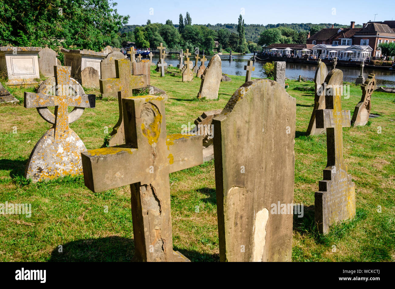 Le lapidi nel sagrato della chiesa di Tutti i Santi di MArlow nel Buckinghamshire, UK Foto Stock