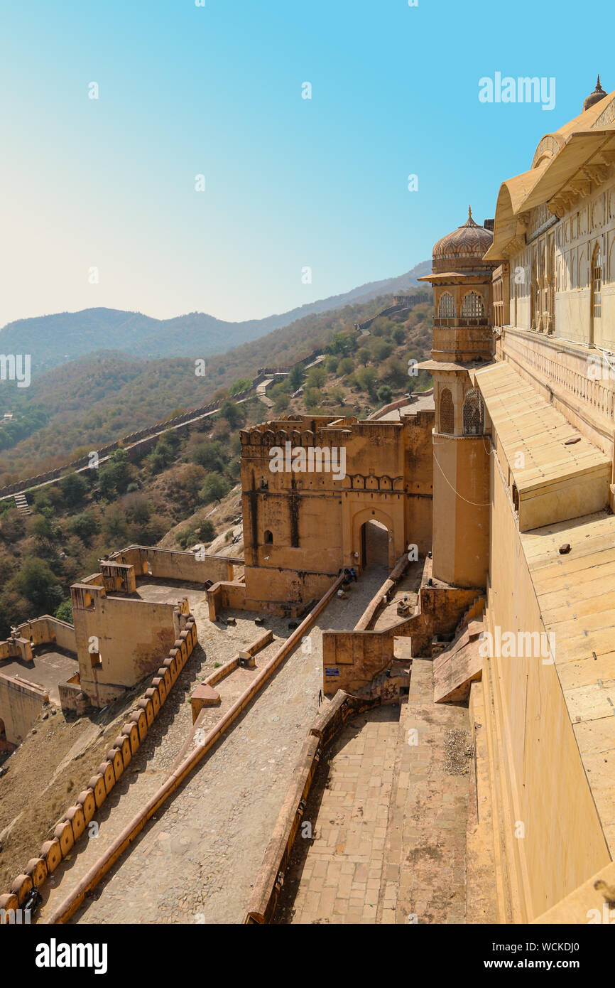 Bellissima vista dell'ingresso a più livelli per la Forte Amer (Ambra Palace) facciata, Amer, Jaipur, Rajasthan, India, Asia centrale Foto Stock