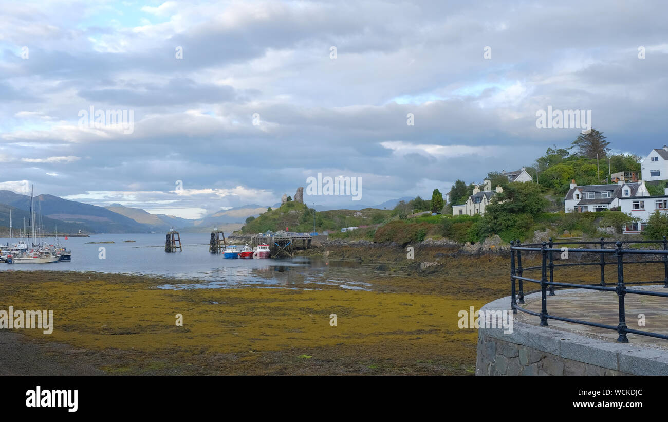 Kyleakin (/kaɪlˈɑːkɪn/; Gaelico Scozzese: Caol Àcain) è un paese situato sulla costa est dell'Isola di Skye nelle Ebridi Interne, Scozia. Il Foto Stock