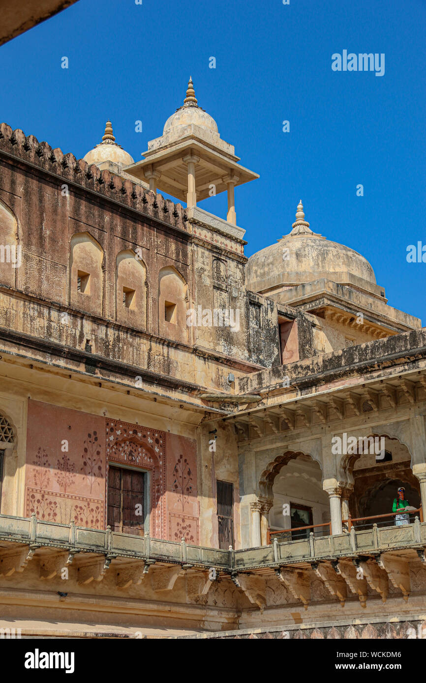 Bella vista delle mura della fortezza e ornato chhatri al Forte Amer (Ambra Palace) complesso, Amer Jaipur, Rajasthan, India, Asia centrale Foto Stock