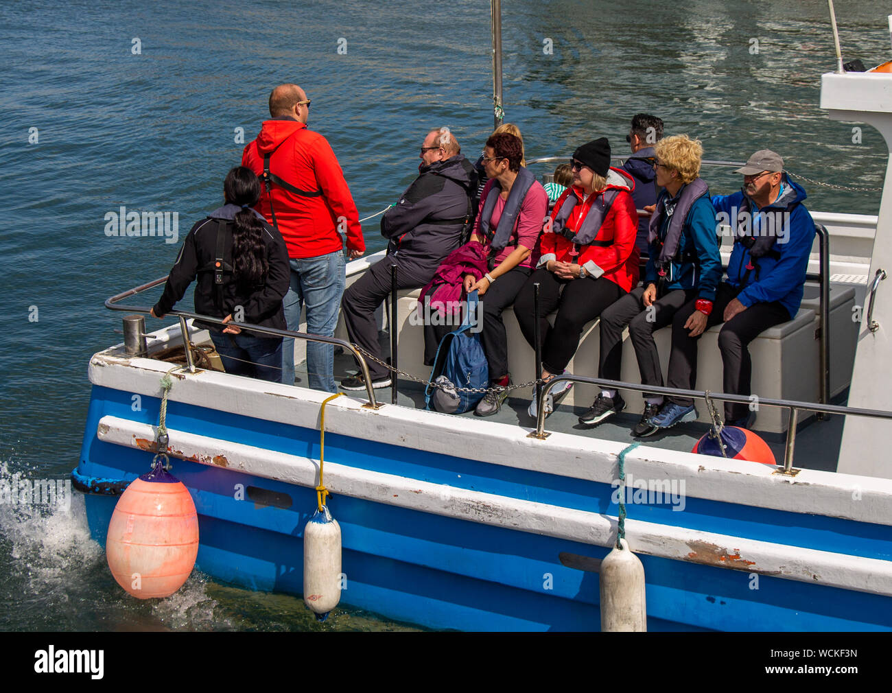 I turisti di uscire in un viaggio in barca Foto Stock