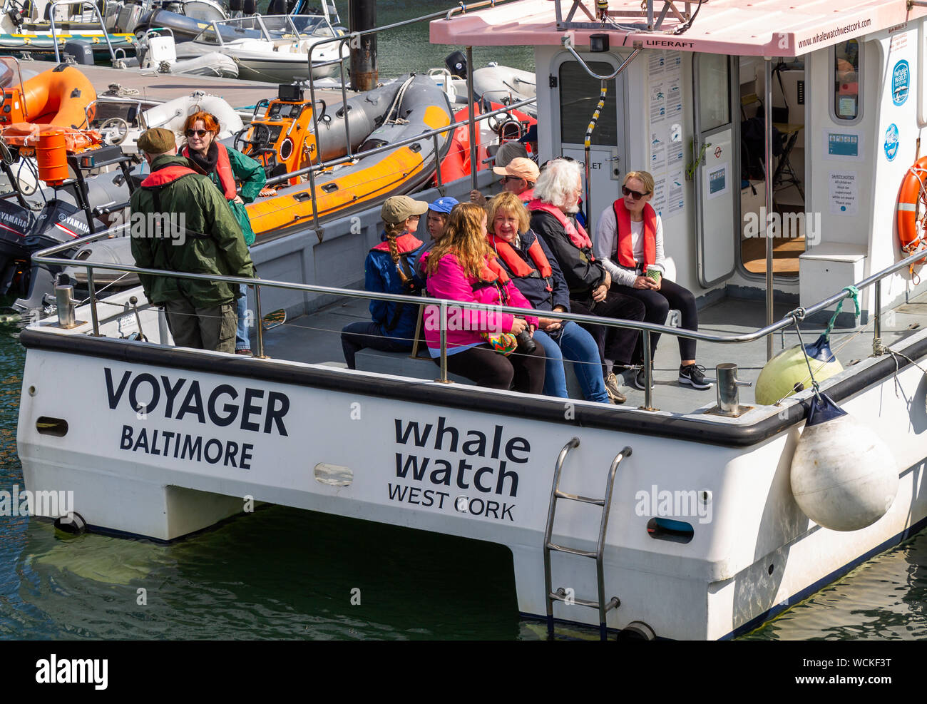 I turisti di uscire dal porto di Baltimore o porto su una barca per fare whale watching. Foto Stock