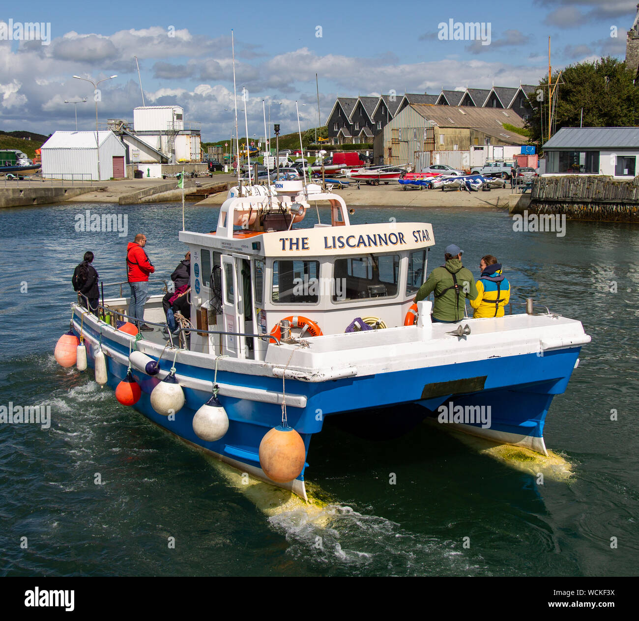 I turisti di uscire dal porto di Baltimore o porto su una barca per fare whale watching. Foto Stock
