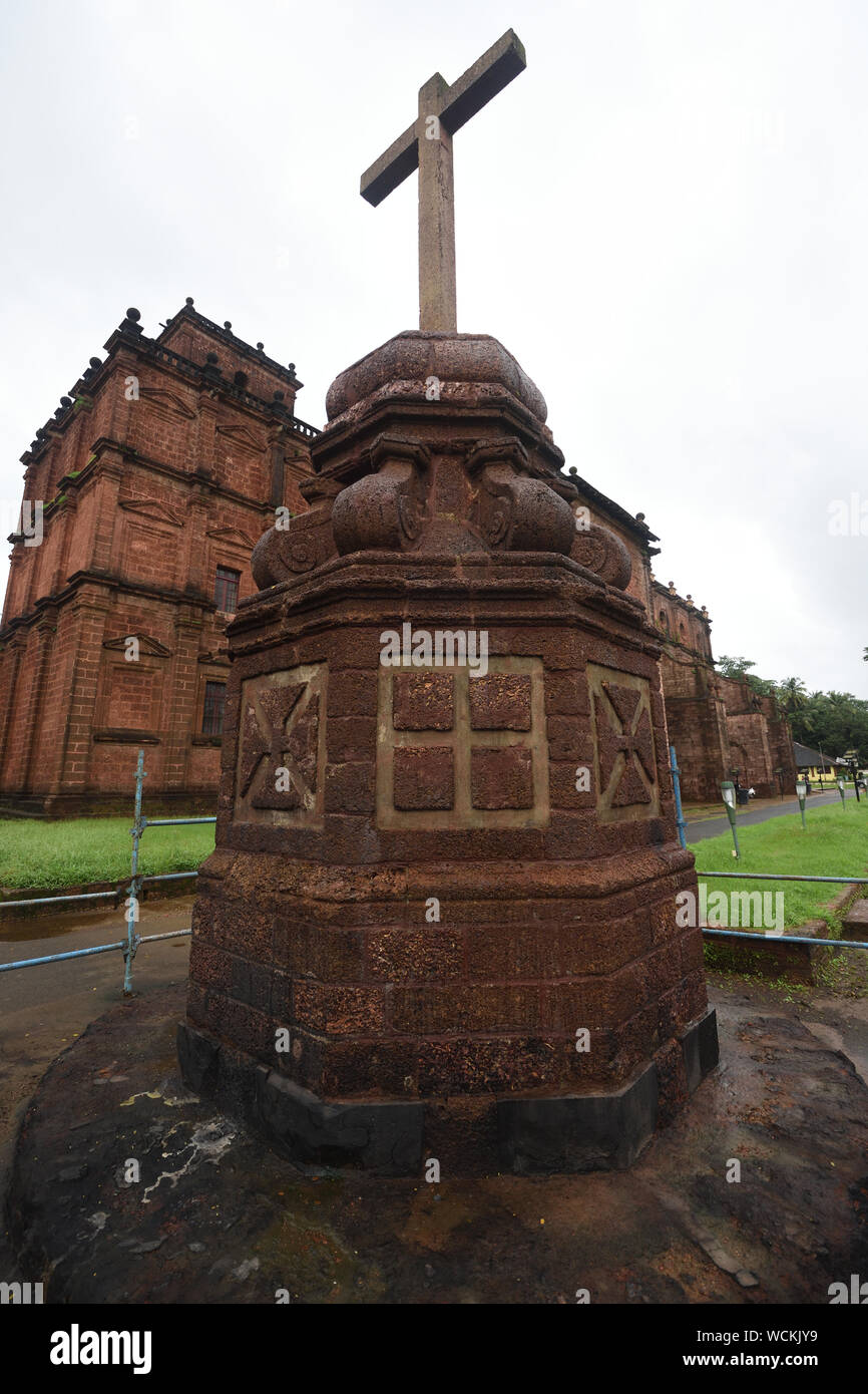 Christian Croce Latina presso la Basilica del Bom Jesus composto. ASI  complesso. Vecchio Goa, India Foto stock - Alamy