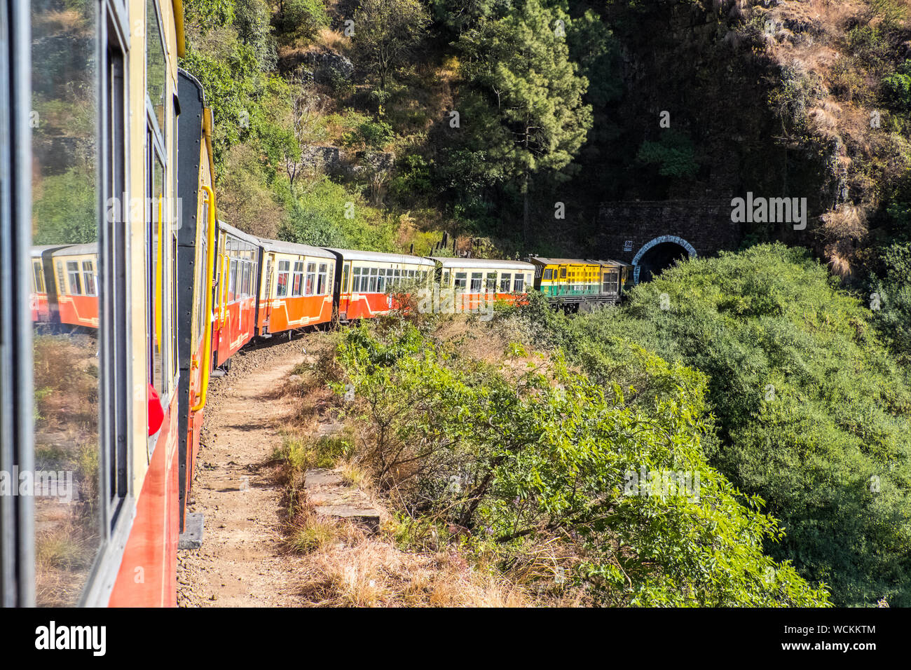 "Toy Train' da Shimla entrando in un tunnel,l'India Foto Stock