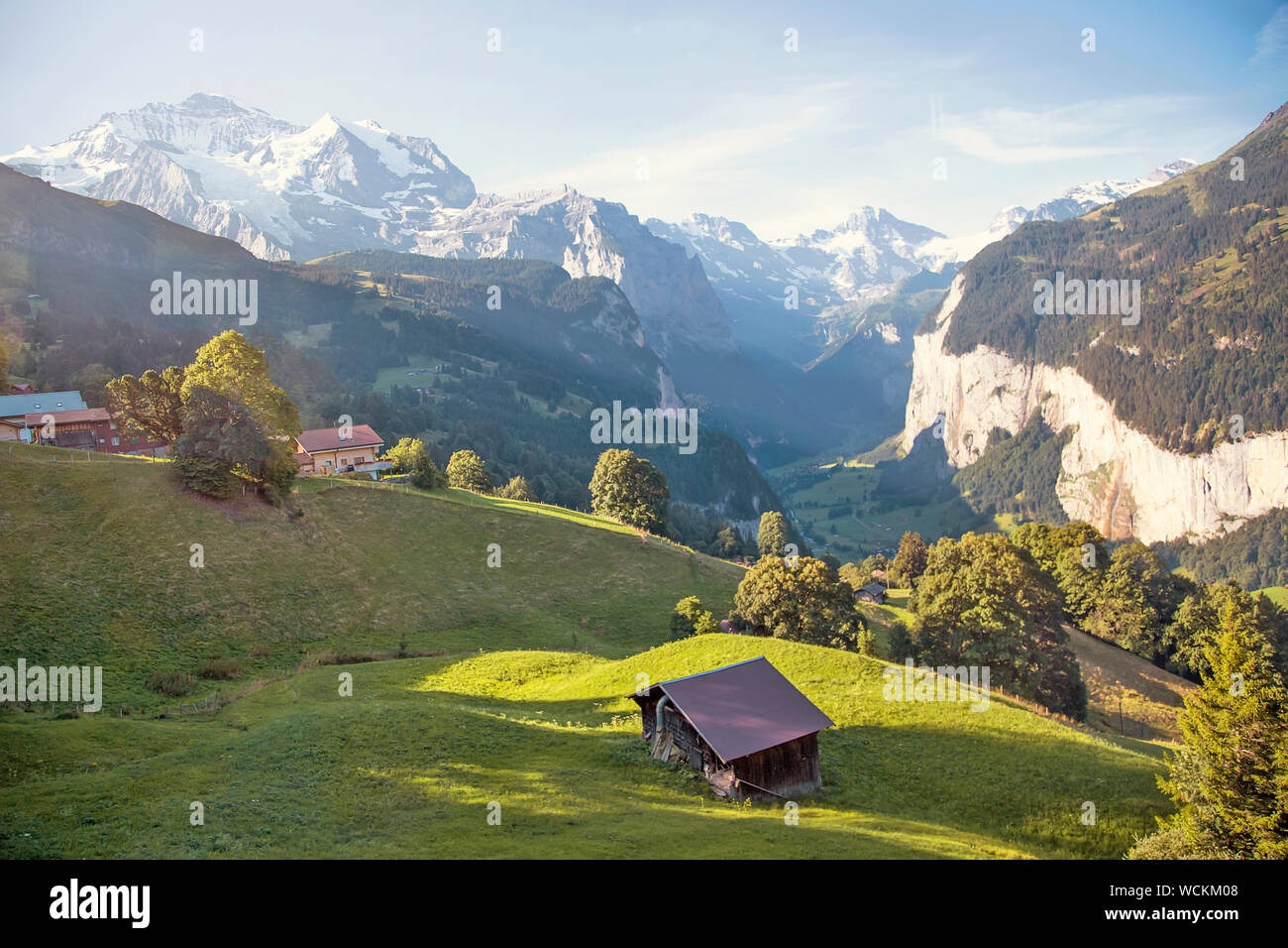 Sun è impostazione durante il sentiero escursionistico dal primo a Grindelwald . Alpi bernesi, Svizzera. Foto Stock