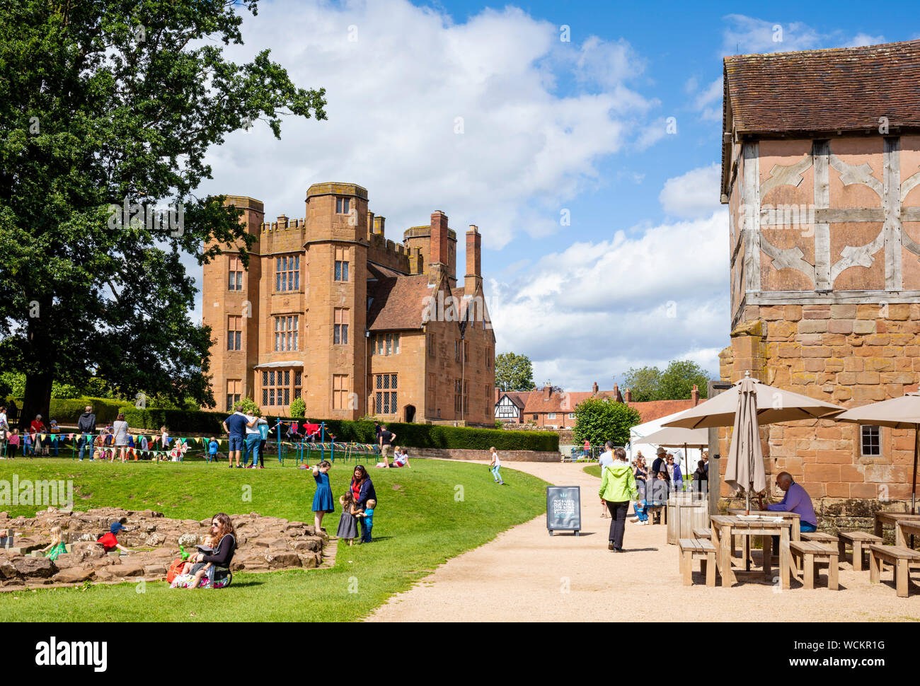 Kenilworth Castle Grounds Leicester's Gatehouse e The Stables Tearoom Warwickshire Inghilterra regno unito gb Europa Foto Stock