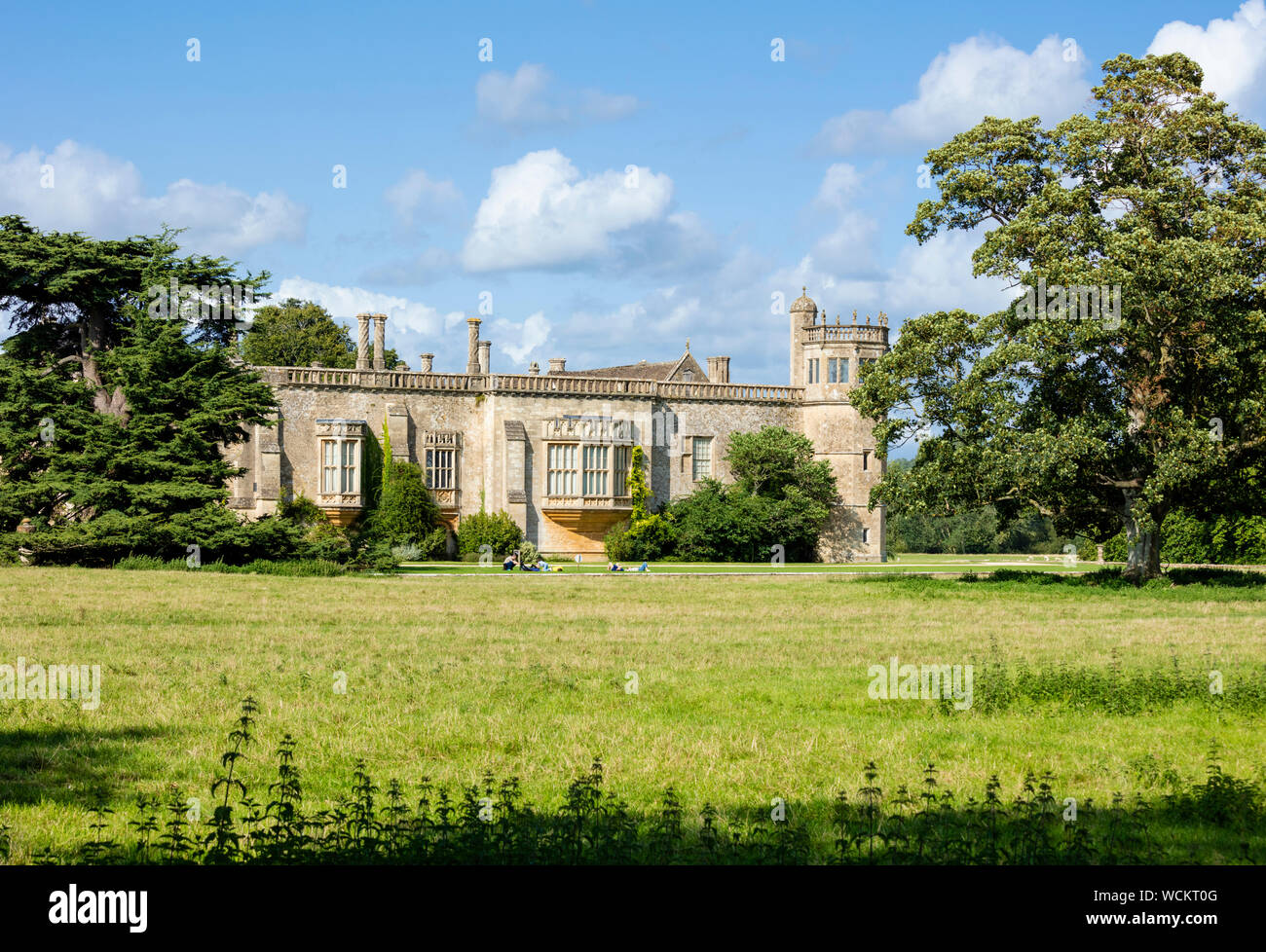 Lacock Abbey in motivi William Henry Fox Talbot's country house Lacock village Wiltshire, Inghilterra UK GB Europa Foto Stock