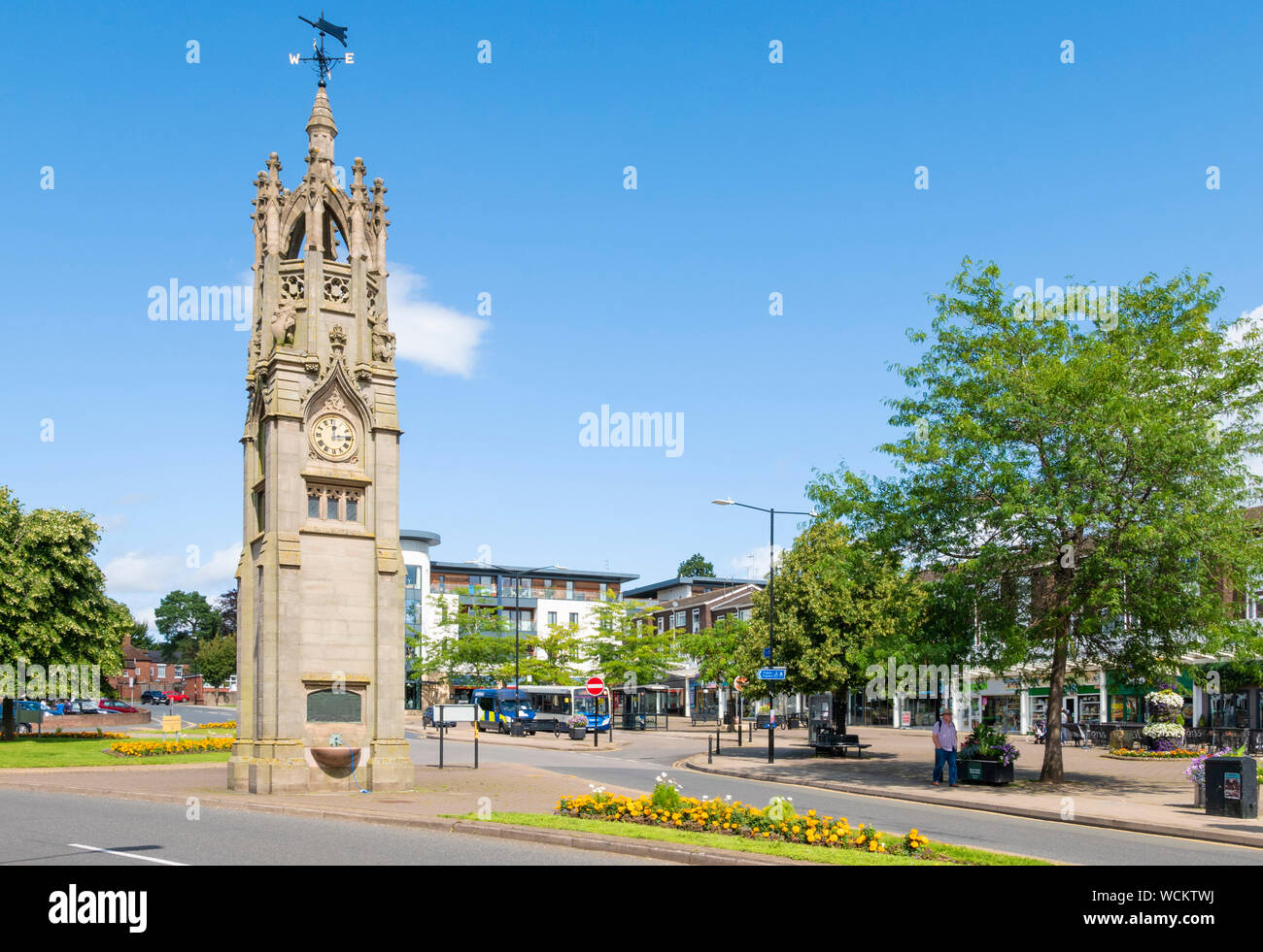 Kenilworth città centro Kenilworth orologio torre memoriale kenilworth città centro Kenilworth Warwickshire Inghilterra regno unito gb Europa Foto Stock