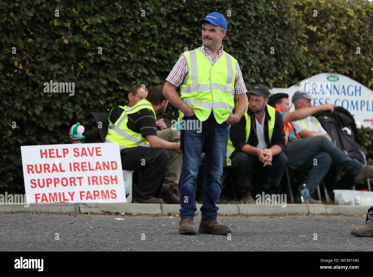 Gli agricoltori indipendenti e i sostenitori al di fuori dell'alba carni impianto a Grannagh sul Waterford/ Kilkenny confine come le proteste continuano al di fuori di un certo numero di impianti di trasformazione delle carni, dopo un gruppo farmersÕ respinto i risultati dei colloqui la scorsa settimana finalizzate a garantire meglio i prezzi delle carni bovine. Foto Stock