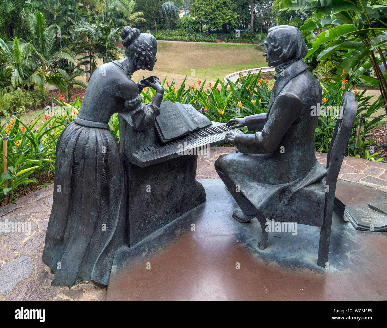Karol Badyna la scultura "Choping affacciato sulla fase Symphony' di Singapore Botanic Gardens, Singapore Foto Stock