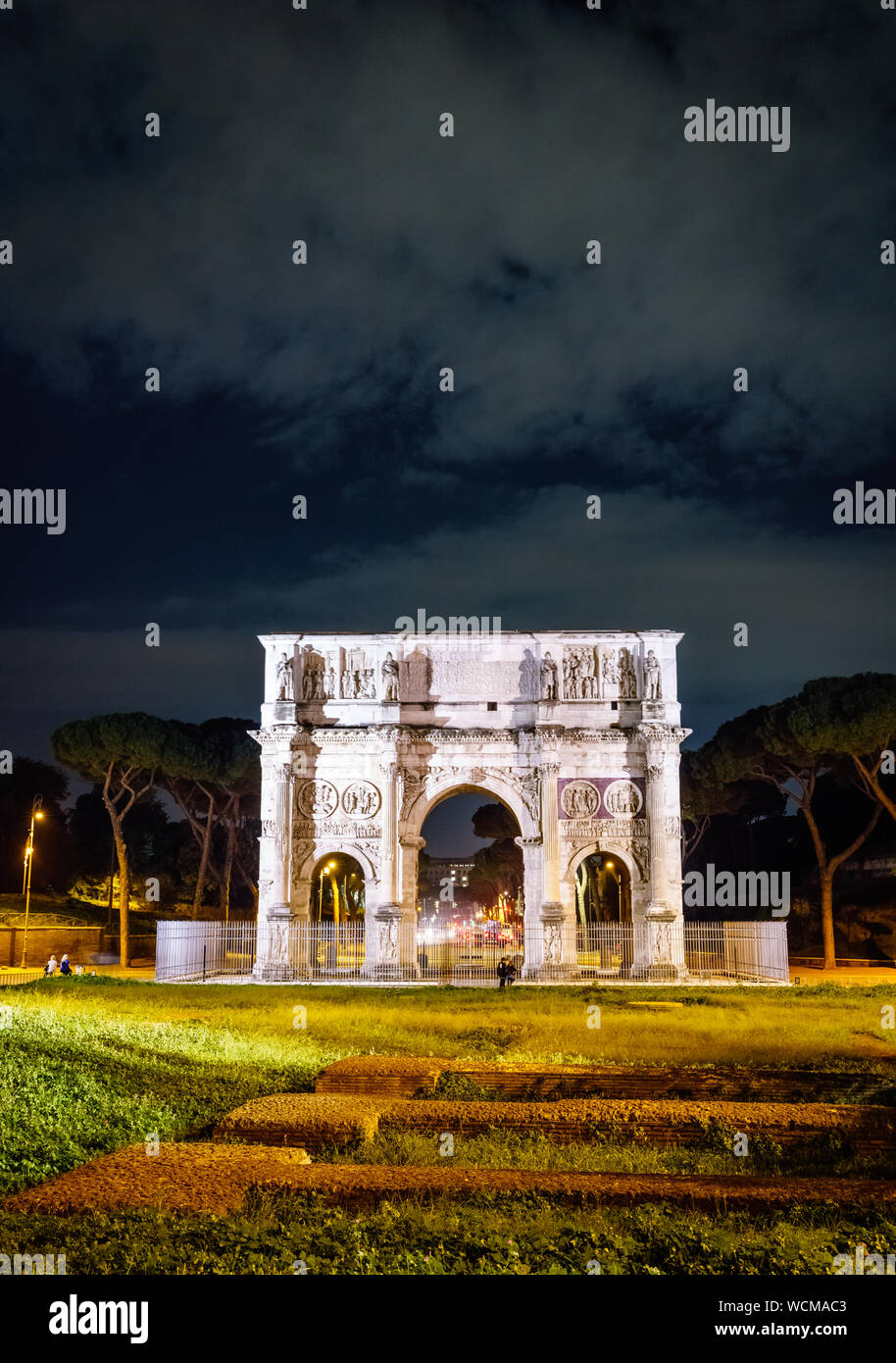 Vista notturna dell'Arco di Costantino a Roma, Italia Foto Stock