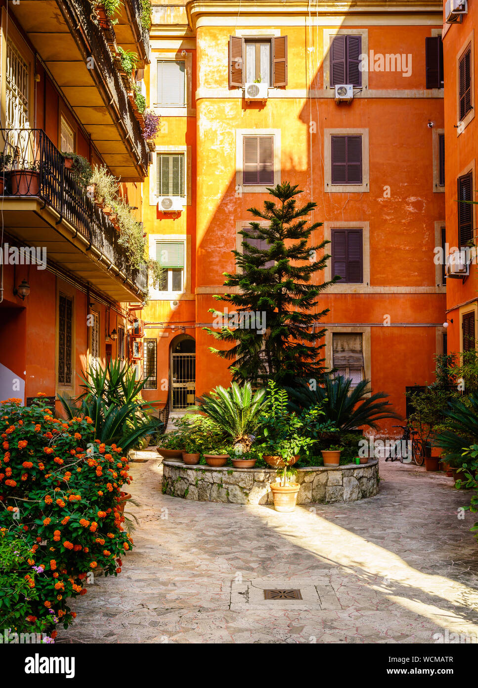 Bel cortile in una vecchia zona residenziale di Roma, Italia Foto Stock