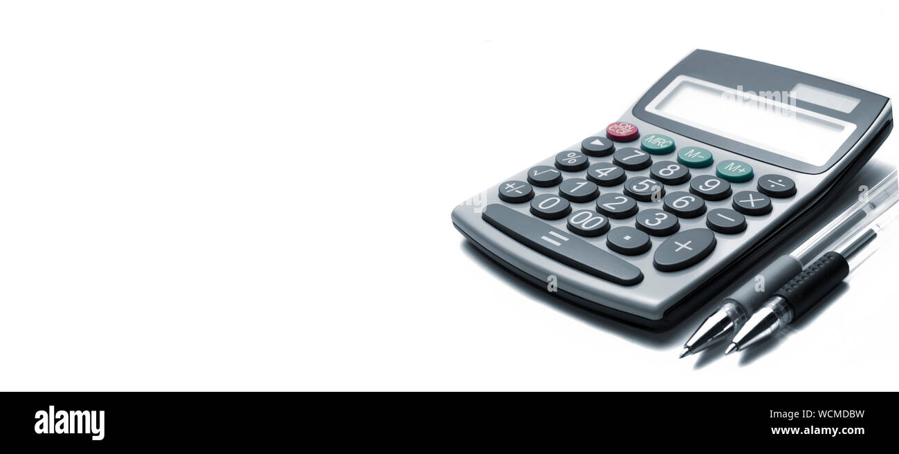 La calcolatrice e le penne su uno sfondo bianco con alcuni tasti colorati Foto Stock